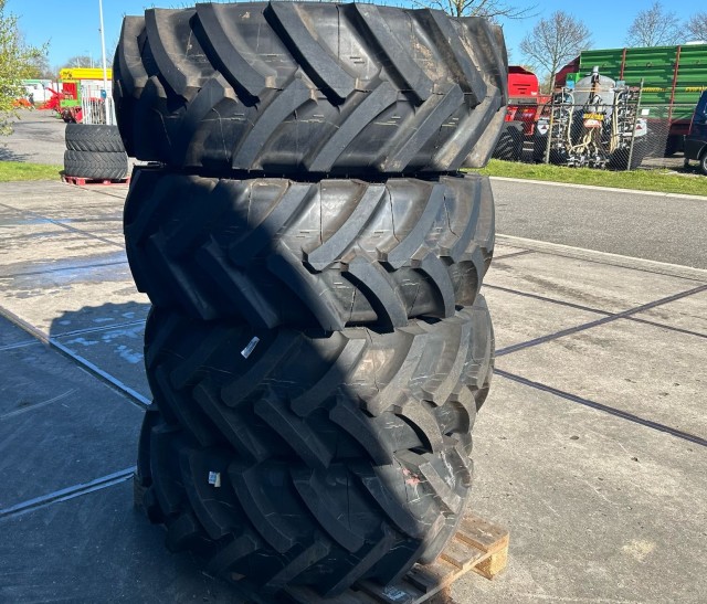 Mitas 405/70-24 op 6 gaats JCB velgen