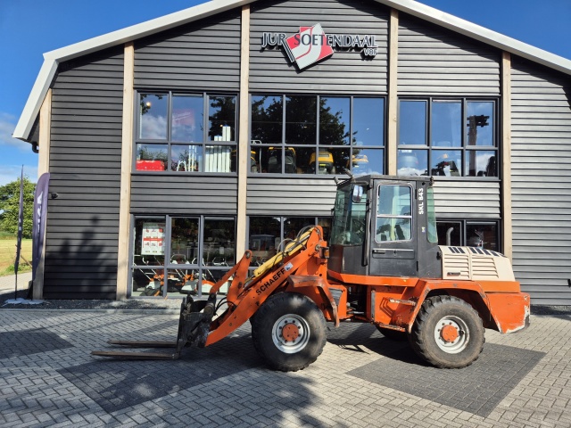 Schaeff SKL843 shovel met cabine
