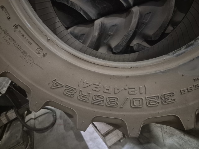Nieuwe Carlisie 320/85R24