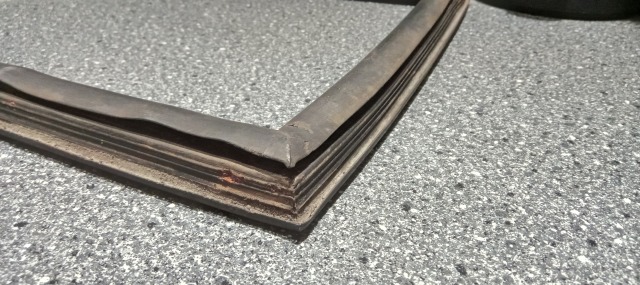 Gezocht: ruitrubber Intrac 2003 rechts