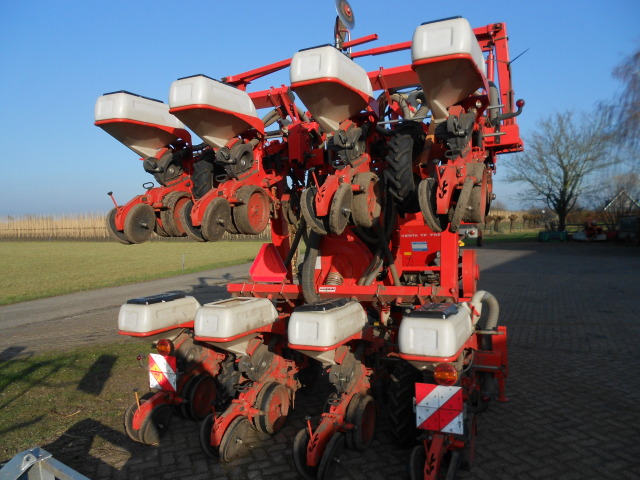 kuhn 8 rijige masizaaier met fronttank