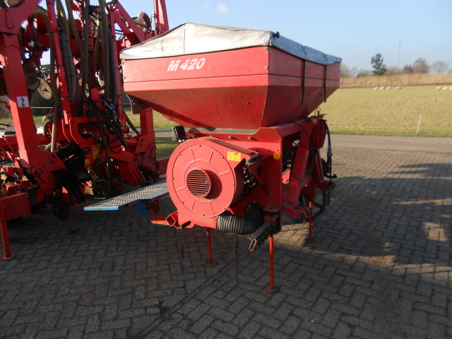 kuhn 8 rijige masizaaier met fronttank